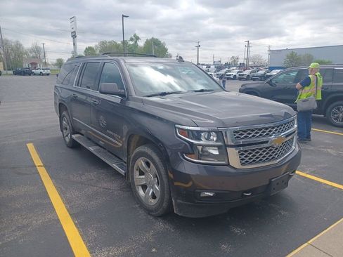 Used 2017 Chevrolet Suburban LT w/ LT Signature Package AWD/4WD image 2