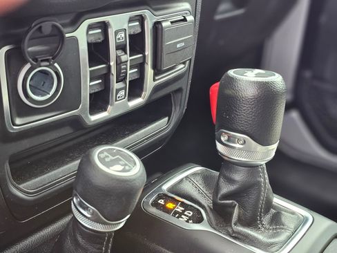 Used 2024 Jeep Wrangler Unlimited Sport AWD/4WD image 18