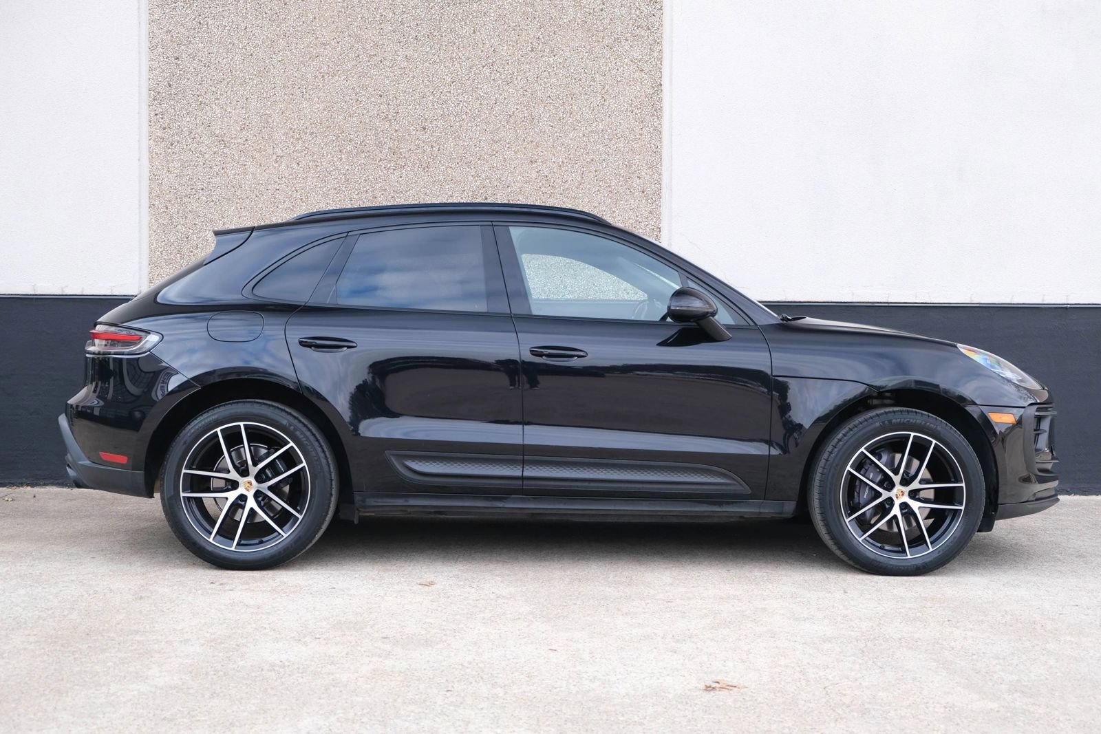 Used 2022 Porsche Macan w/ Premium Package Plus AWD/4WD image 11