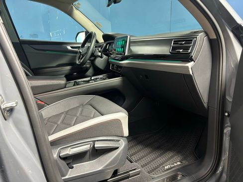 Used 2024 Volkswagen Atlas Peak Edition SE AWD/4WD image 49