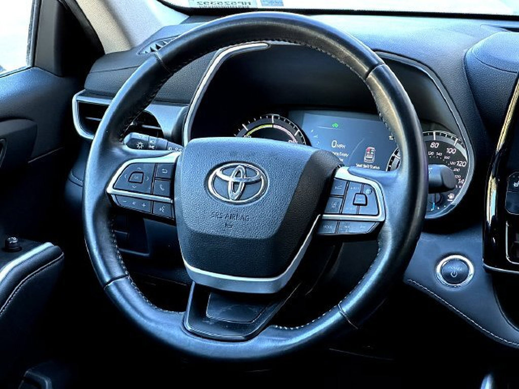 Used 2023 Toyota Highlander XLE FWD image 32