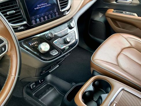 Used 2019 Chrysler Pacifica Limited w/ Advanced Safetytec Group FWD image 16