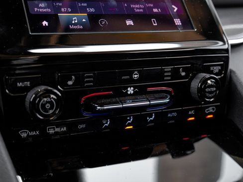 Used 2022 Jeep Grand Cherokee Laredo w/ Luxury Tech Group I image 36