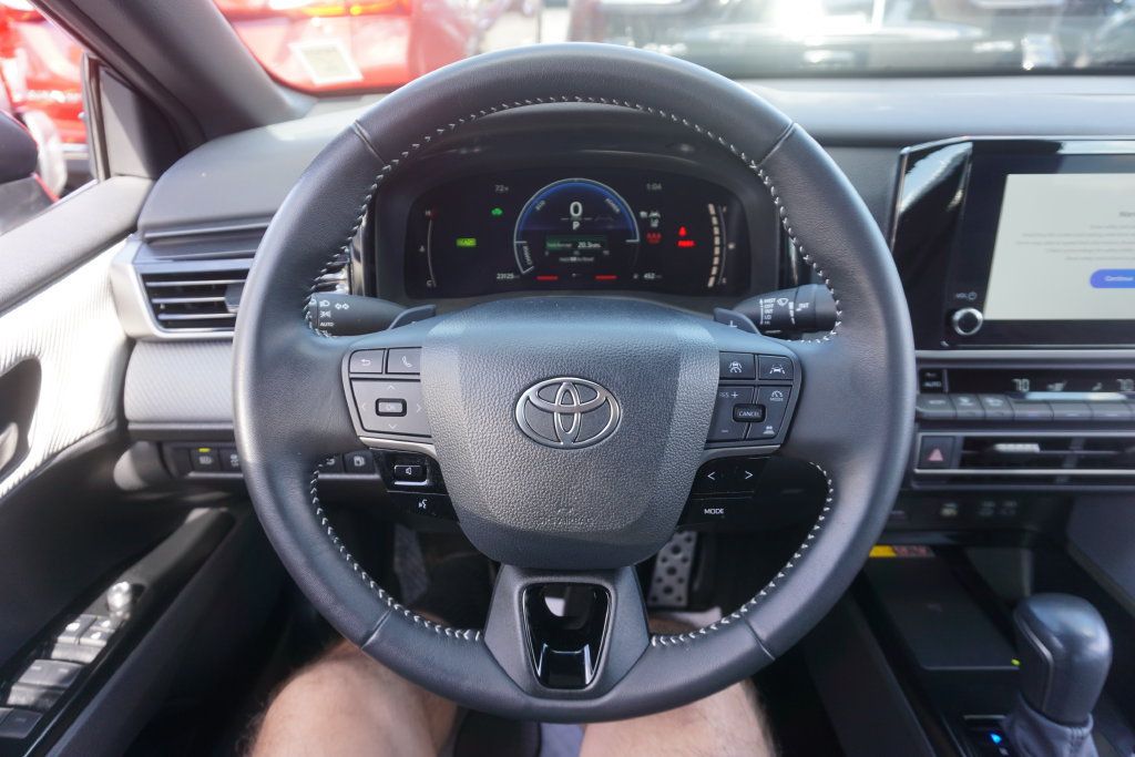 Used 2025 Toyota Camry SE AWD/4WD image 3