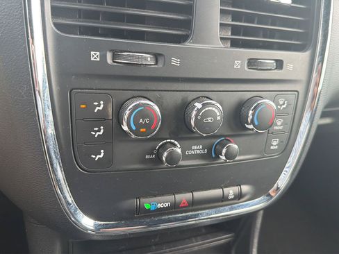 Used 2019 Dodge Grand Caravan SXT w/ Blacktop Package FWD image 13