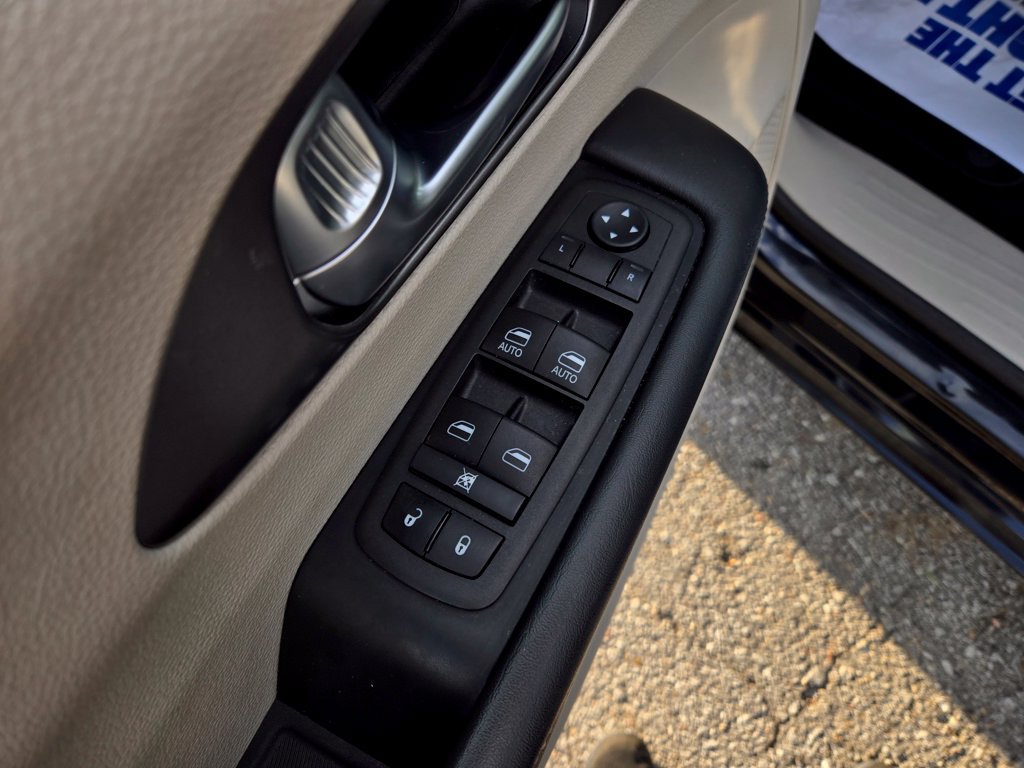 Used 2023 Chrysler Pacifica Touring-L FWD image 12