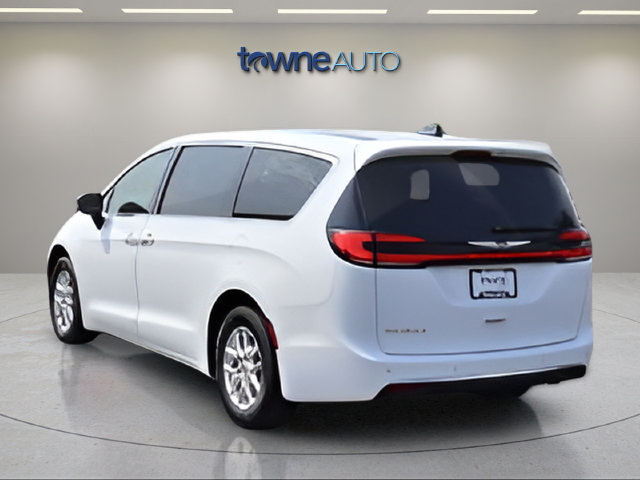 Used 2025 Chrysler Pacifica Select FWD image 6