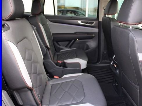 Used 2025 Volkswagen Atlas Peak Edition SE image 24