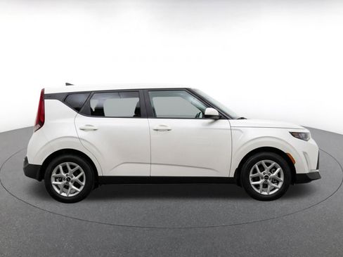 Used 2025 Kia Soul LX w/ LX Technology Package FWD image 10