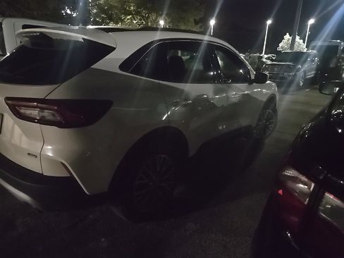 Used 2024 Ford Escape SE image 9