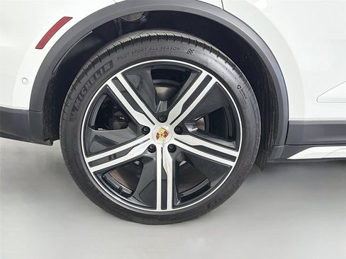 Certified 2025 Porsche Macan Electric RWD image 13