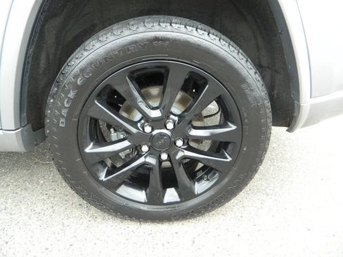 Used 2017 Jeep Grand Cherokee Altitude AWD/4WD image 24