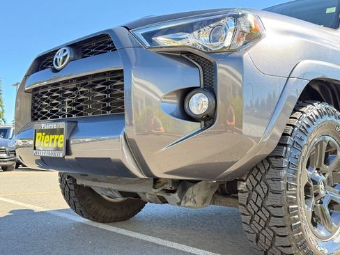 Used 2018 Toyota 4Runner SR5 AWD/4WD image 31