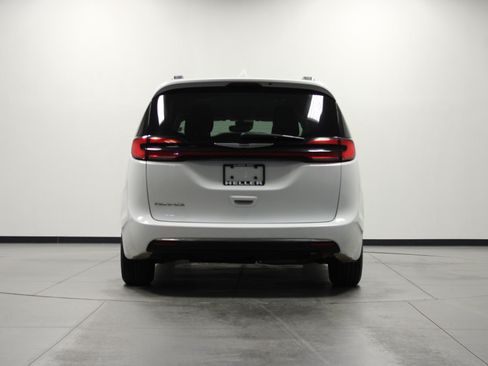 Used 2022 Chrysler Pacifica Touring-L FWD image 5