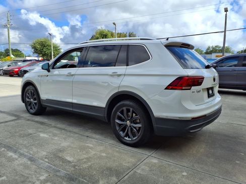 Used 2022 Volkswagen Tiguan SE w/ Panoramic Sunroof Package image 5