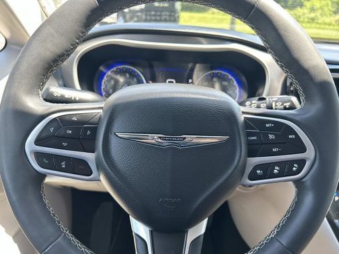 Used 2023 Chrysler Pacifica Touring-L FWD image 37