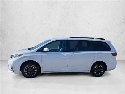 Used 2018 Toyota Sienna LE image 9