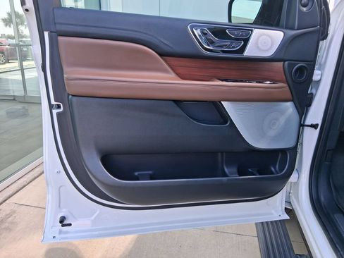 Used 2023 Lincoln Navigator Reserve RWD image 17