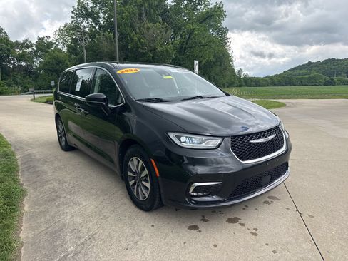 Used 2024 Chrysler Pacifica Limited FWD image 3