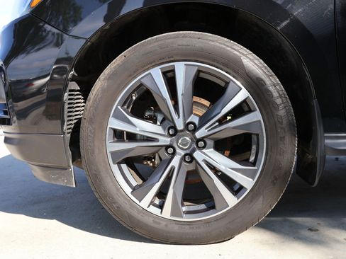 Used 2019 Nissan Pathfinder Platinum image 12