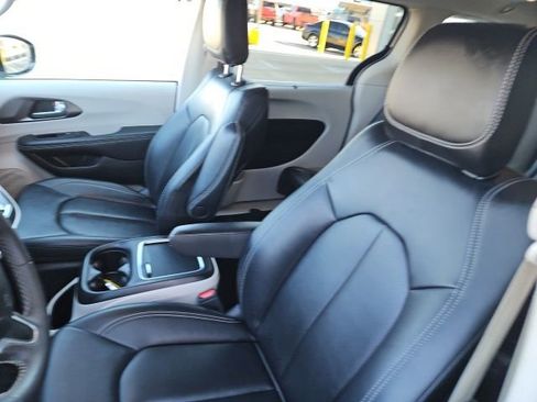 Used 2024 Chrysler Pacifica Touring-L image 15