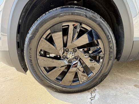 Used 2025 Volkswagen Atlas SE FWD image 9