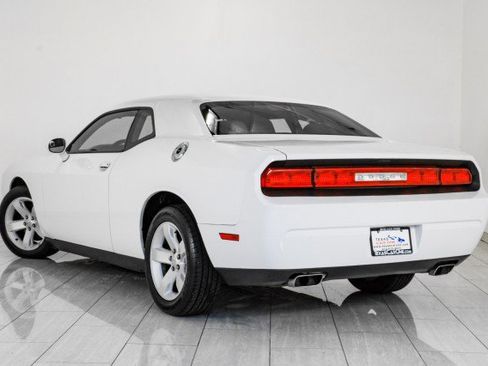 Used 2013 Dodge Challenger SXT image 8