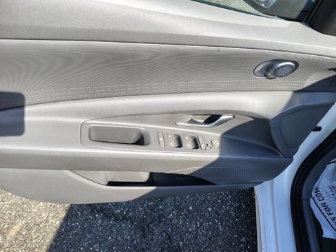 Used 2021 Hyundai Elantra SE image 11