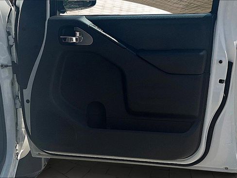 Used 2019 Nissan Frontier SV image 18