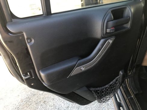 Used 2013 Jeep Wrangler Unlimited Sahara image 17