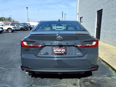 Used 2025 Toyota Camry SE image 4