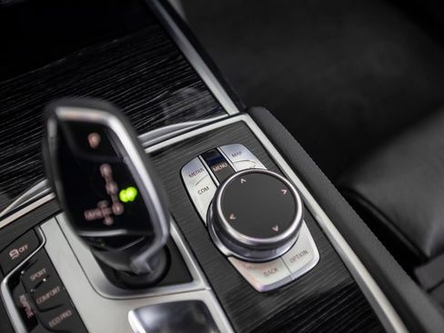 Used 2020 BMW 740i w/ M Sport Package RWD image 38
