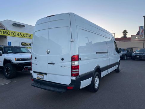 Used 2015 Freightliner Sprinter 2500 RWD image 3