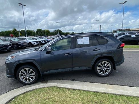 Used 2021 Toyota RAV4 XLE Premium FWD image 4