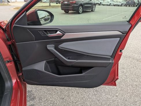 Certified 2025 Volkswagen Jetta SE w/ Sunroof Package image 26