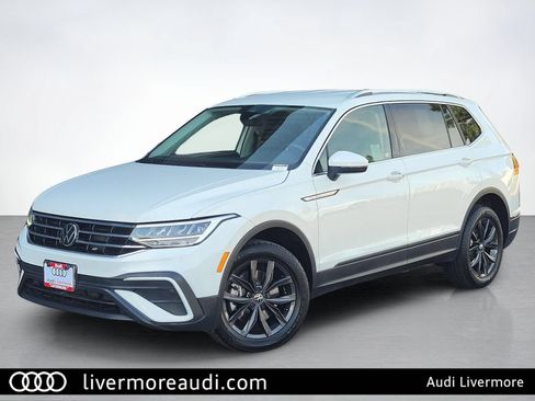 Used 2024 Volkswagen Tiguan SE FWD image 2