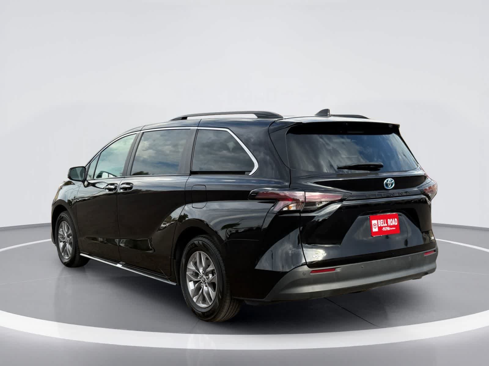 Used 2025 Toyota Sienna XLE FWD image 6