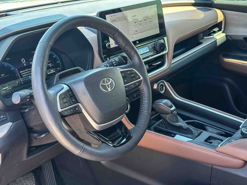 Certified 2025 Toyota Grand Highlander AWD image 12