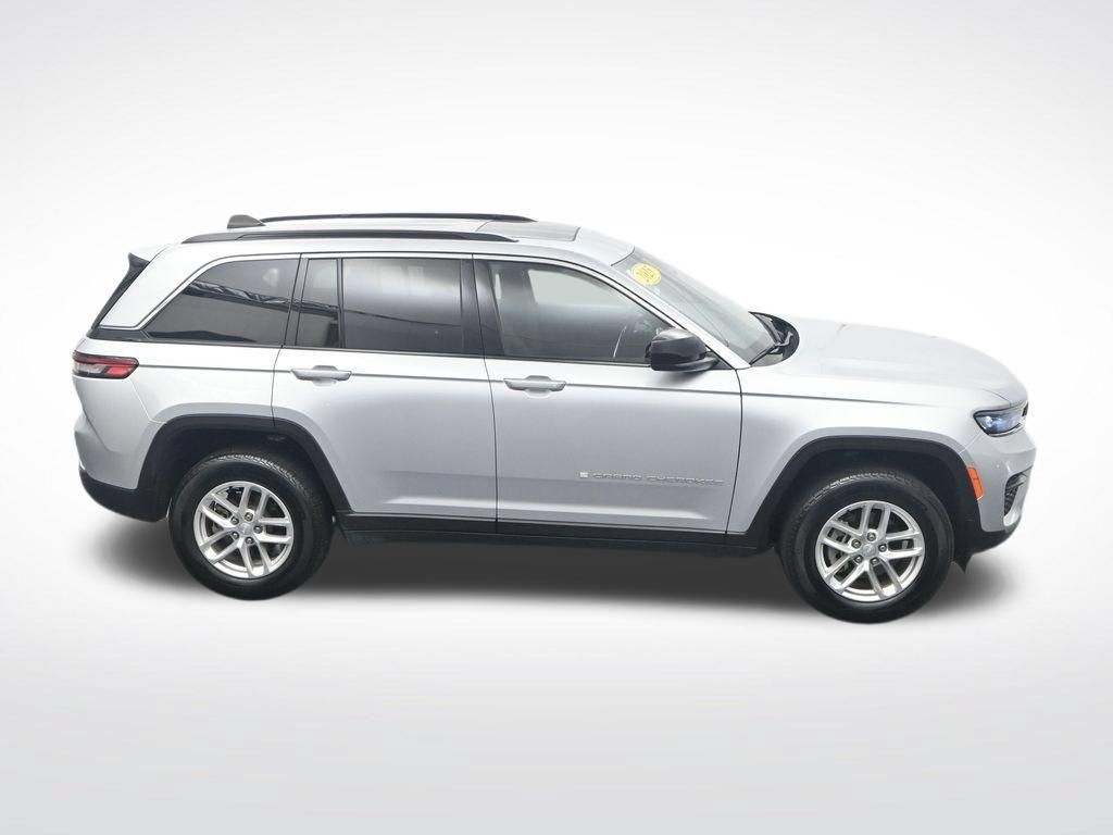 Used 2025 Jeep Grand Cherokee Laredo X AWD/4WD image 33