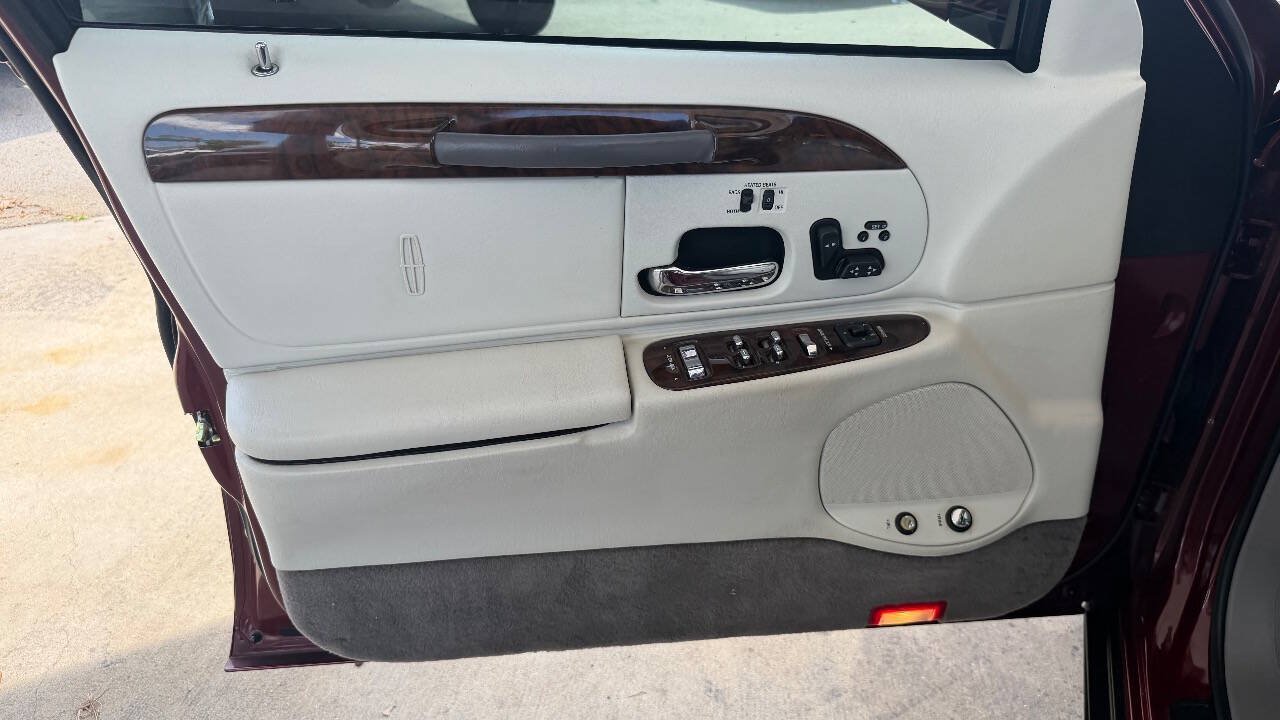 Used 1999 Lincoln Town Car Signature RWD image 16
