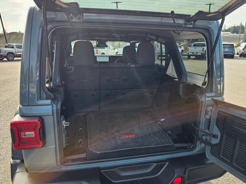 Used 2025 Jeep Wrangler Unlimited Rubicon w/ Convenience Group AWD/4WD image 22