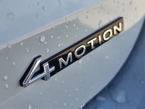 New 2026 Volkswagen Taos SEL image 9