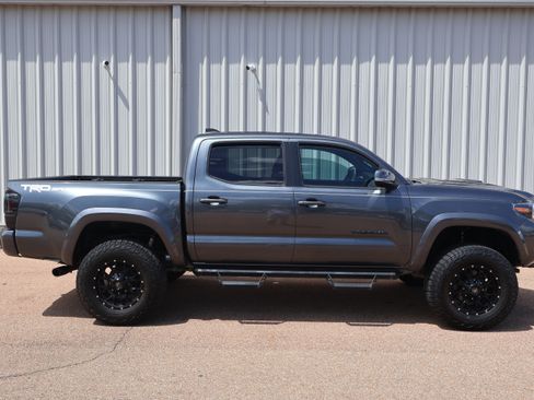 Used 2020 Toyota Tacoma TRD Sport w/ Technology Package RWD image 3