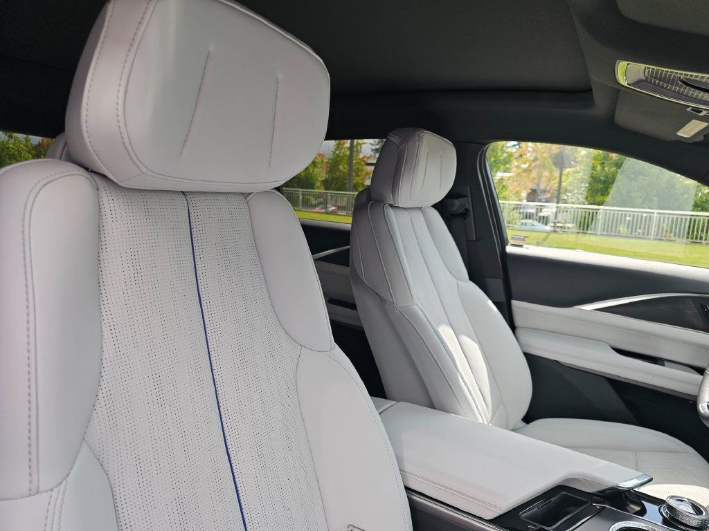Certified 2024 Cadillac Lyriq Luxury AWD/4WD image 11