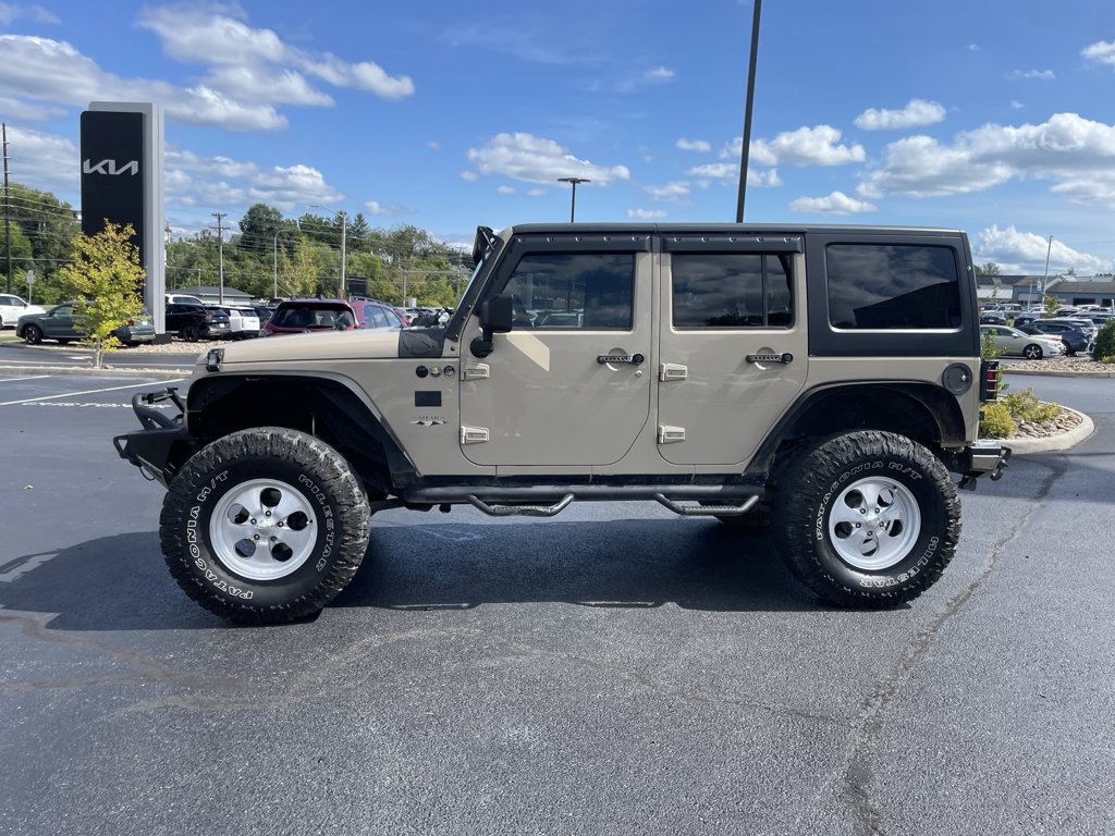 Used 2016 Jeep Wrangler Unlimited Sahara w/ Connectivity Group AWD/4WD image 3
