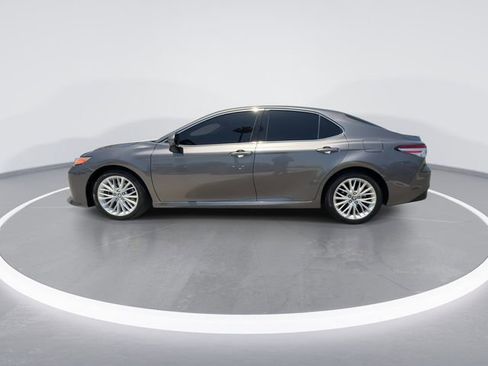 Used 2018 Toyota Camry XLE FWD image 5