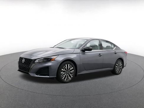 Used 2025 Nissan Altima 2.5 SV FWD image 3