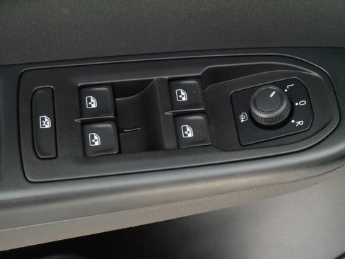 Certified 2023 Volkswagen Taos SE w/ Panoramic Sunroof Package AWD/4WD image 19