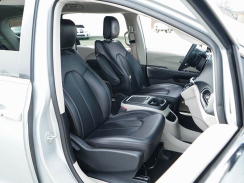 Used 2024 Chrysler Pacifica Touring-L image 11