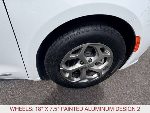 Certified 2023 Chrysler Pacifica Limited FWD image 8